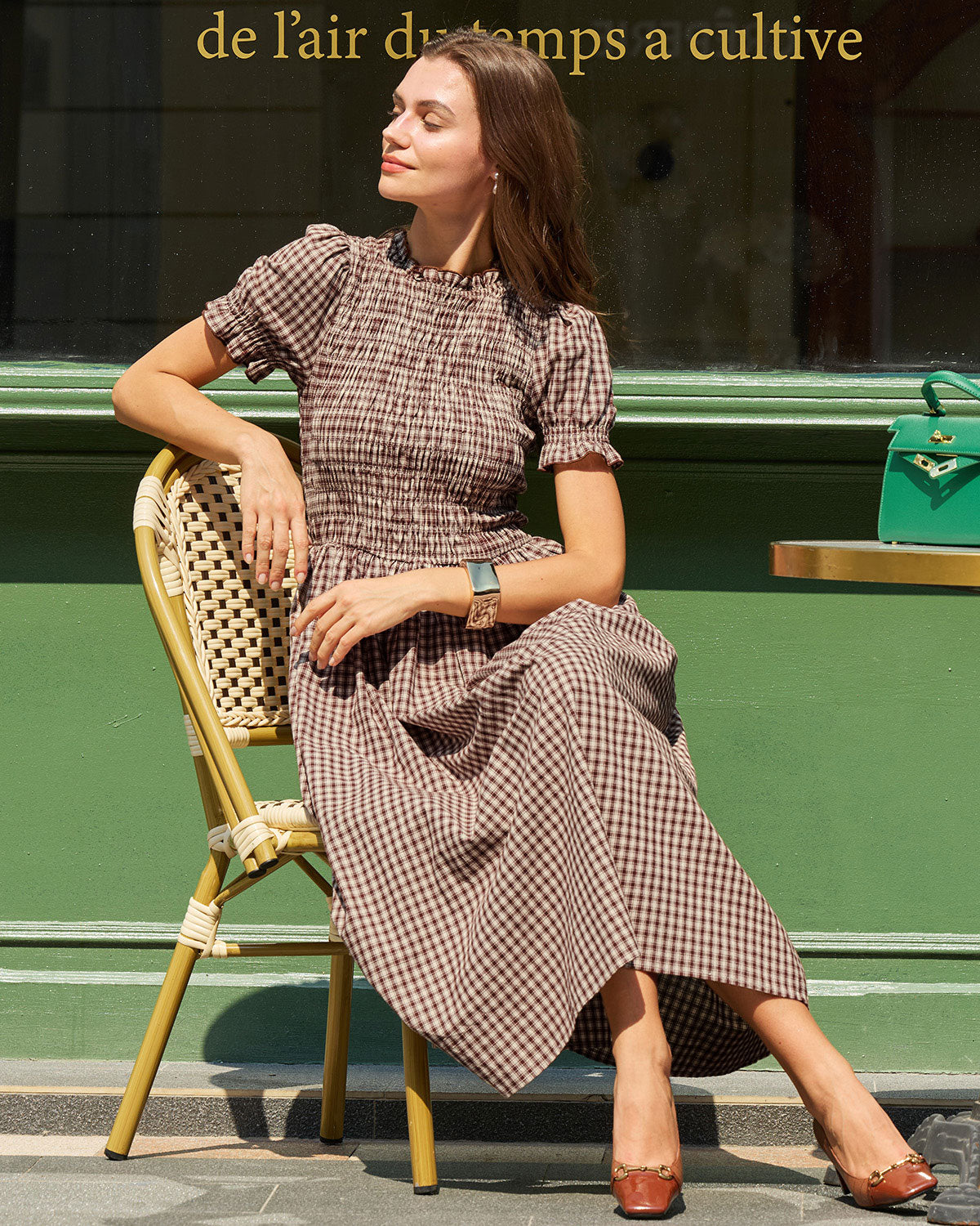 Ella Paris™ | Robe midi à carreaux couleur café avec manches bouffantes et fronces