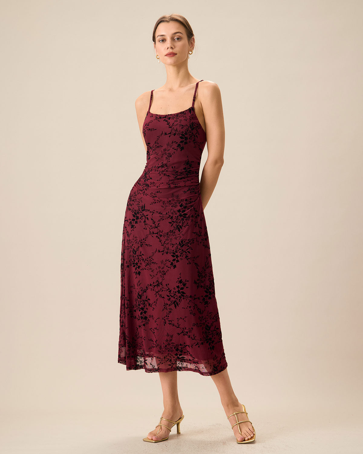 Ella Paris™ | Robe midi moulante rouge à fines bretelles et à motif floral