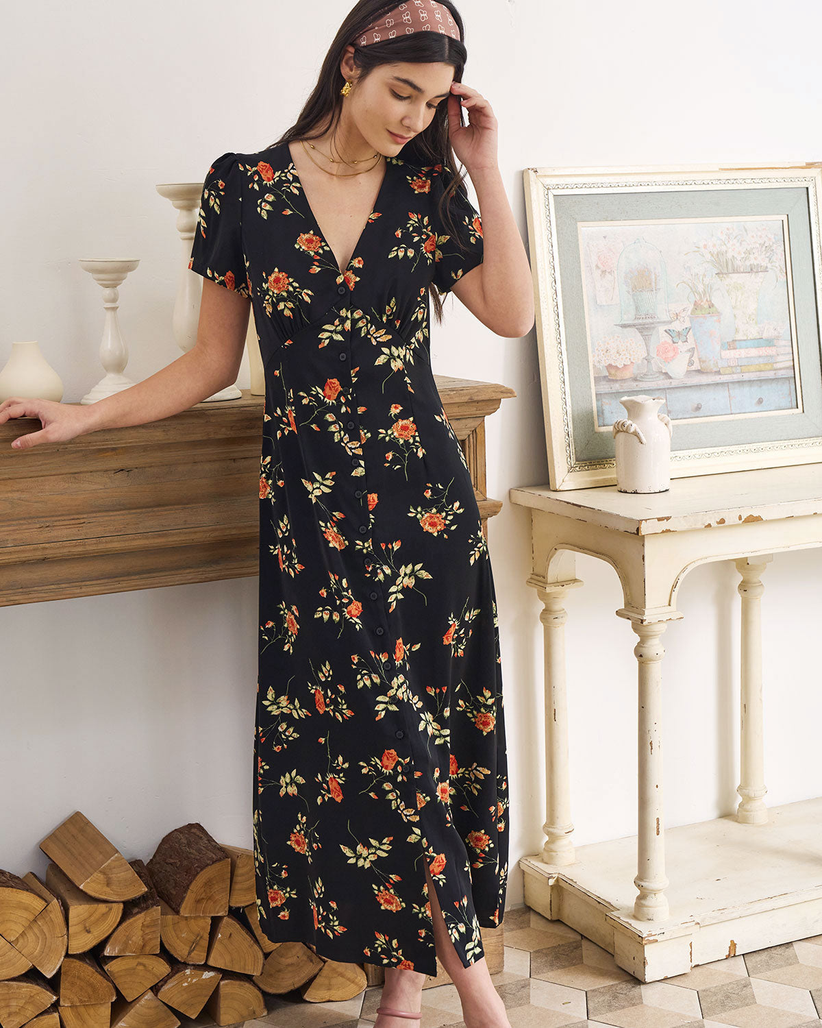 Ella Paris™ | La robe longue noire à col en V et à manches courtes à motif floral