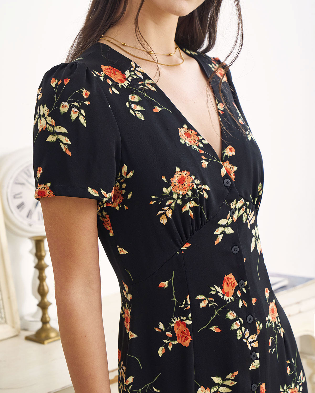 Ella Paris™ | La robe longue noire à col en V et à manches courtes à motif floral