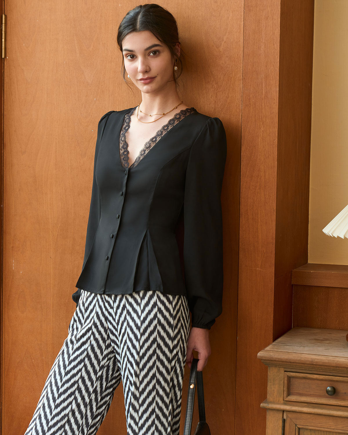 Ella Paris™ | La blouse noire à col en V avec boutons et bordure en dentelle