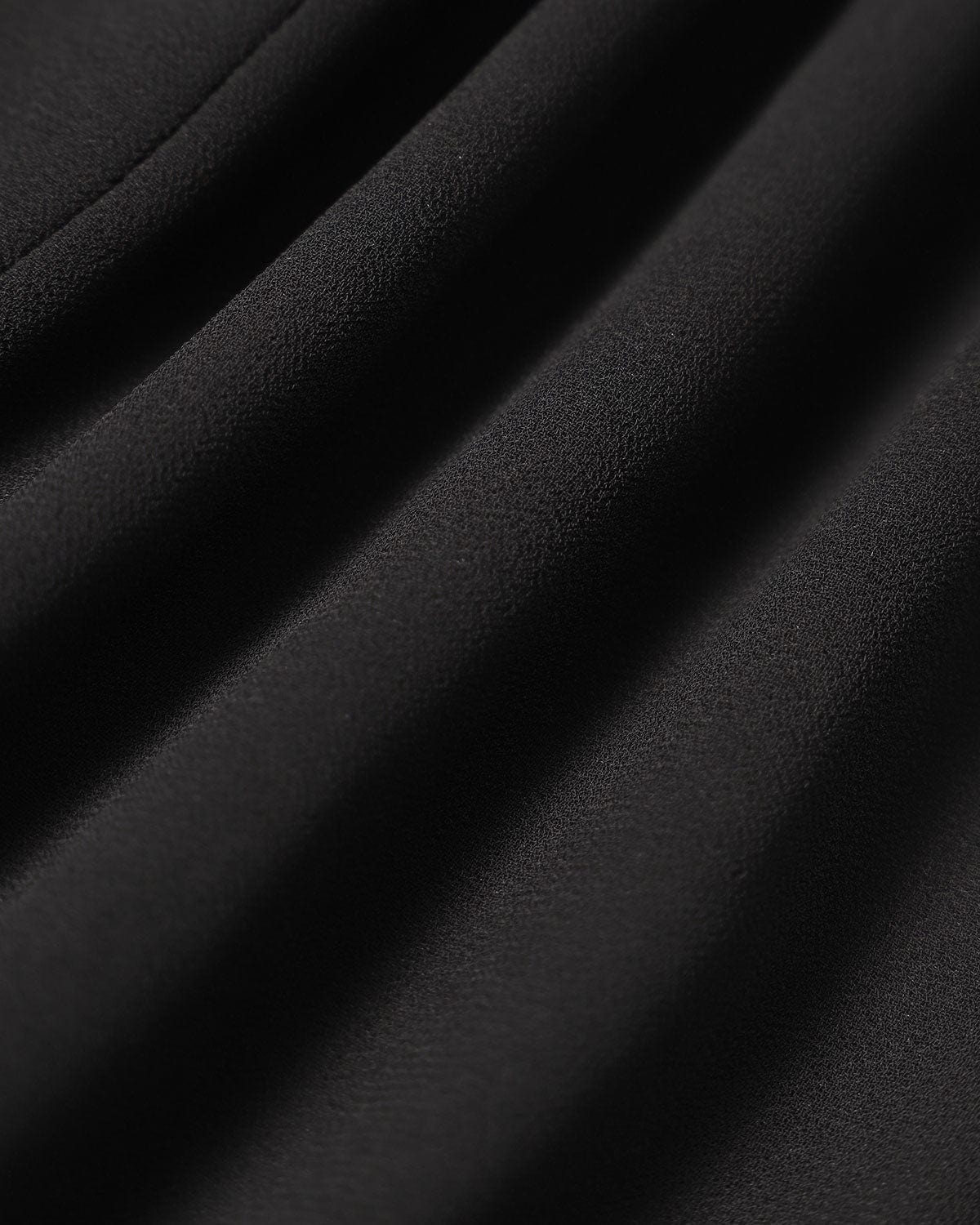 Ella Paris™ | La robe mini noire transparente à col montant et fente