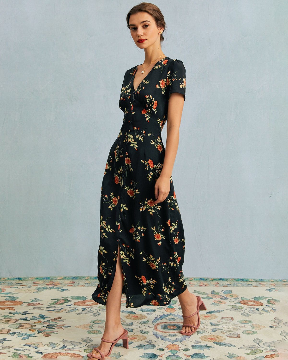 Ella Paris™ | La robe longue noire à col en V et à manches courtes à motif floral