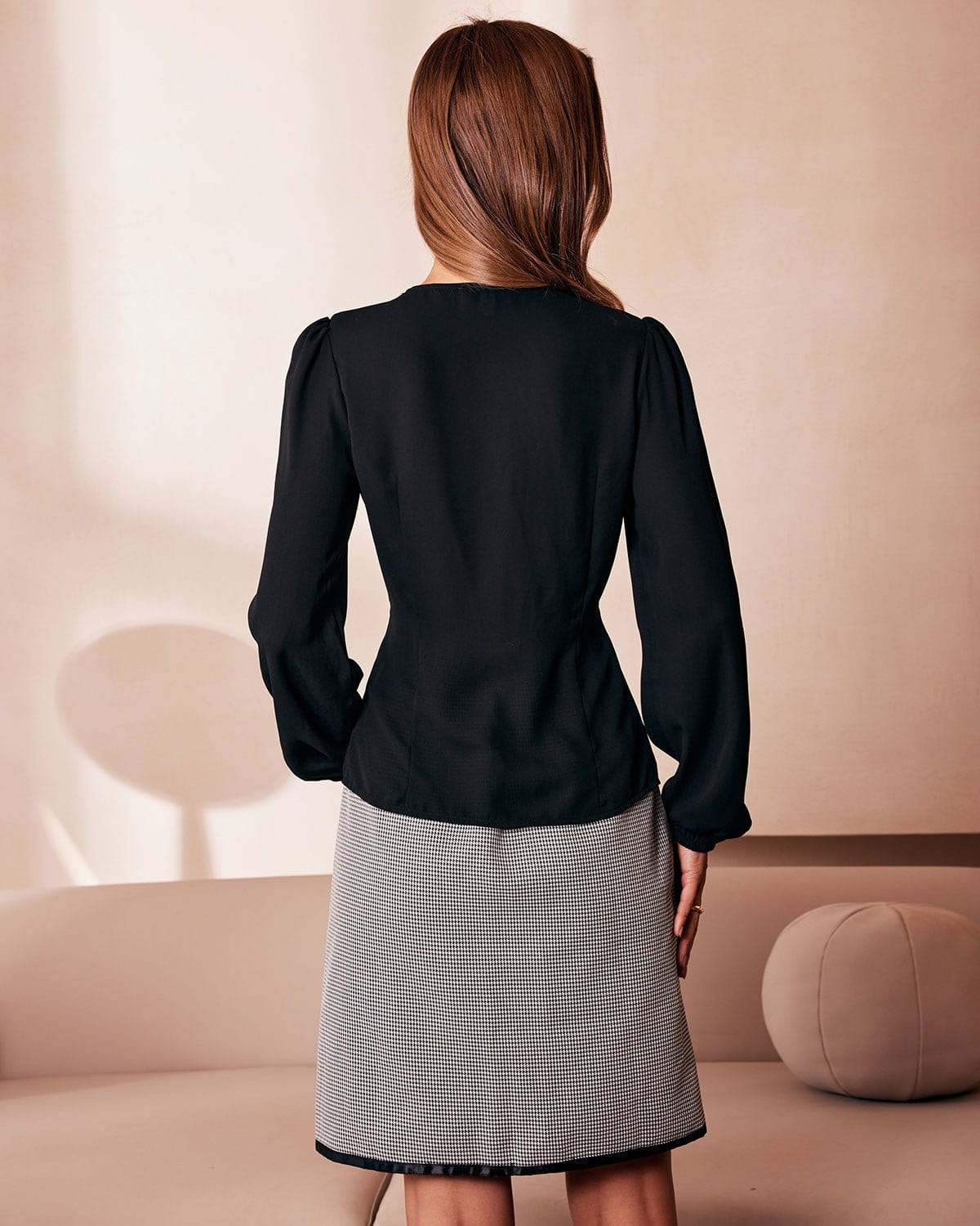 Ella Paris™ | La blouse noire à col en V avec boutons et bordure en dentelle