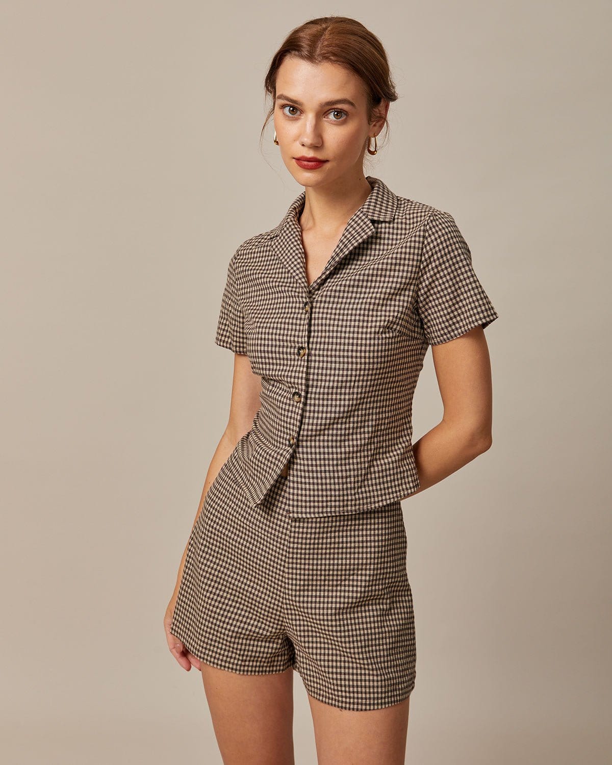 Ella Paris™ | La blouse marron à carreaux avec col à revers et manches courtes