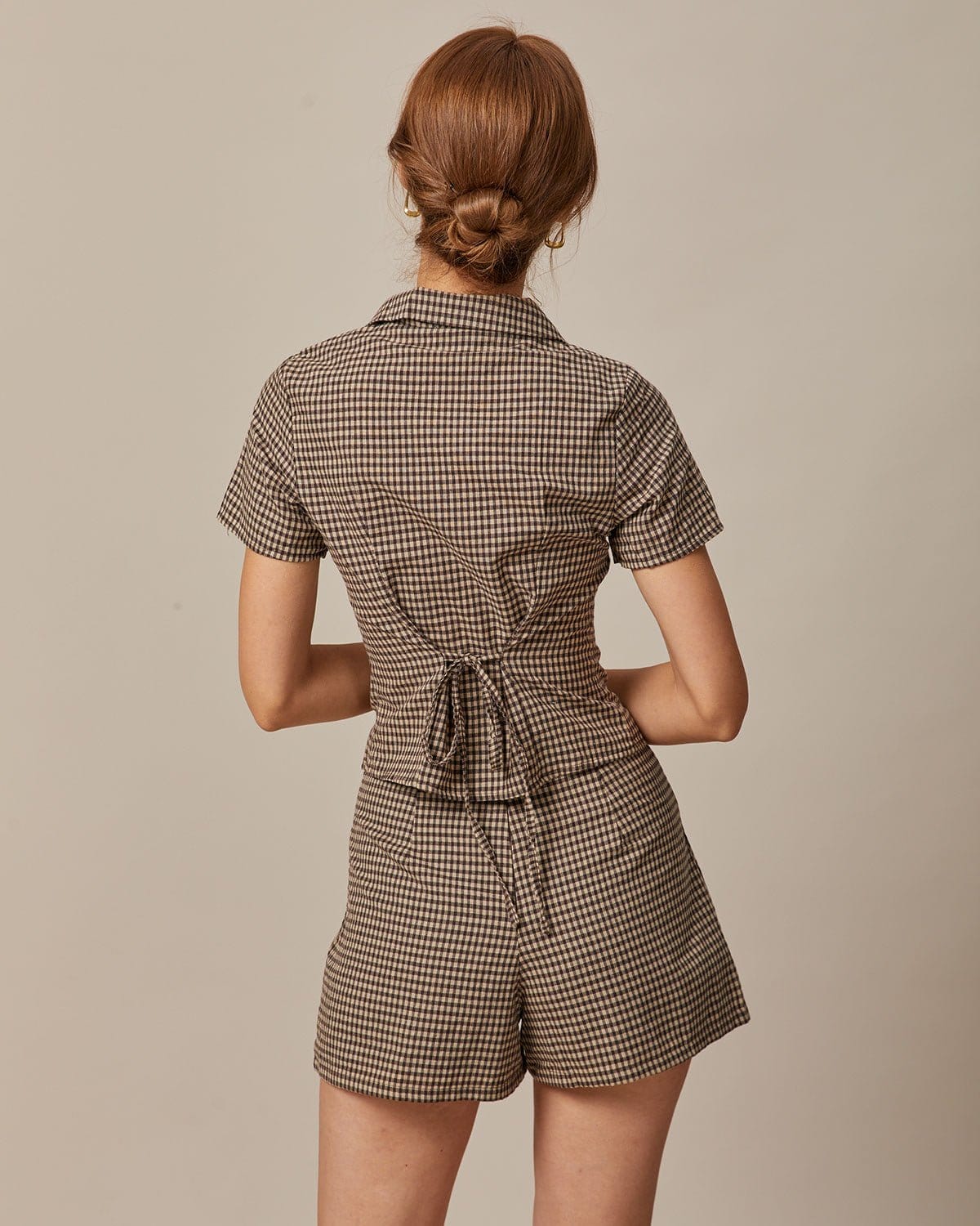 Ella Paris™ | La blouse marron à carreaux avec col à revers et manches courtes