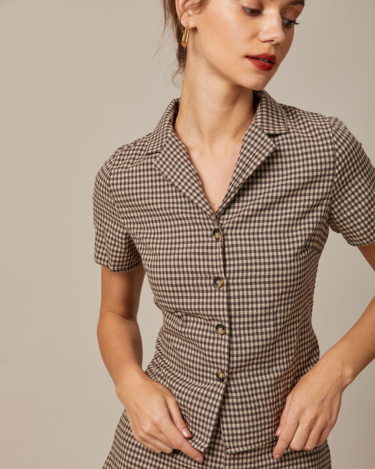 Ella Paris™ | La blouse marron à carreaux avec col à revers et manches courtes
