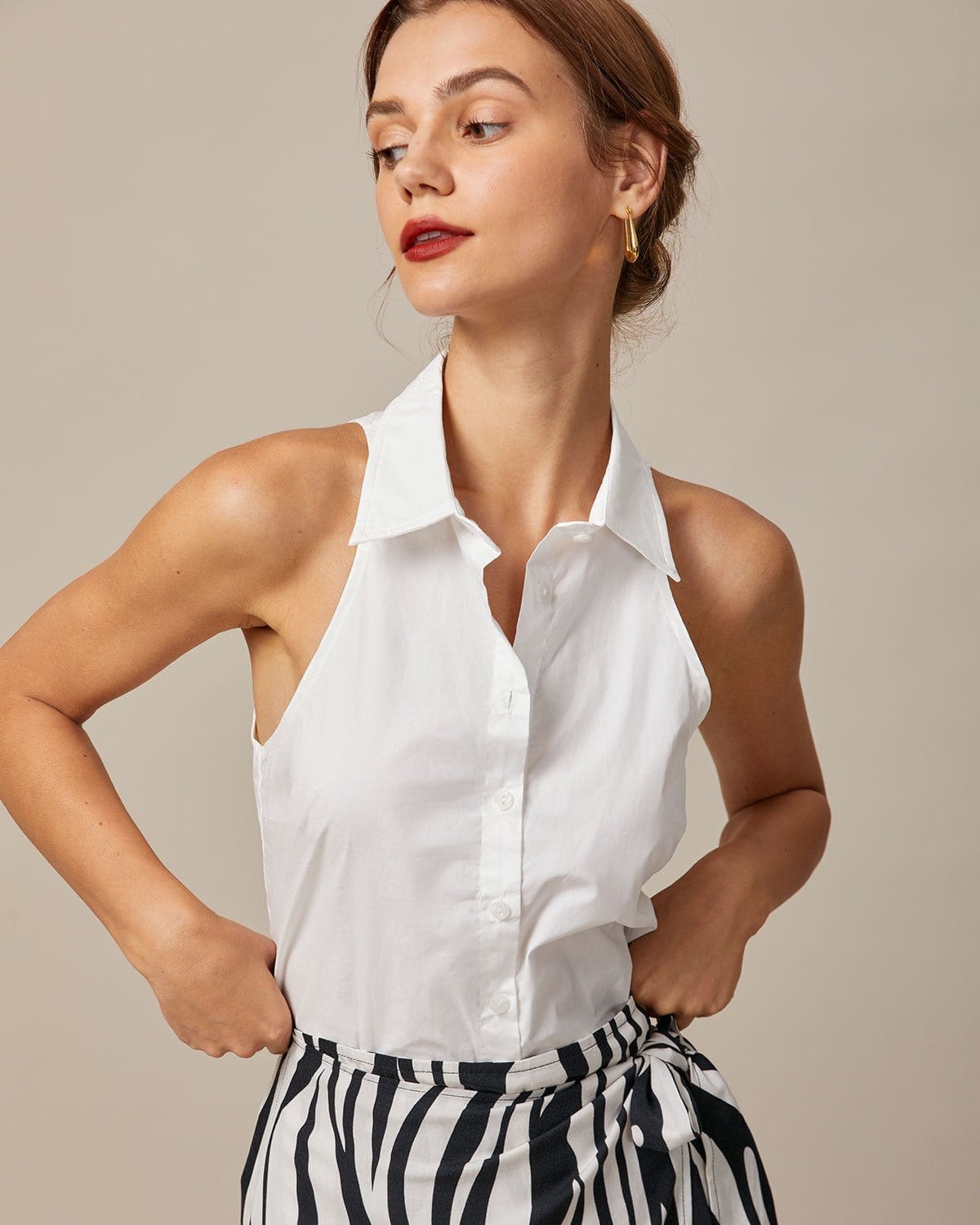 Ella Paris™ | La chemise blanche sans manches à col et à boutons