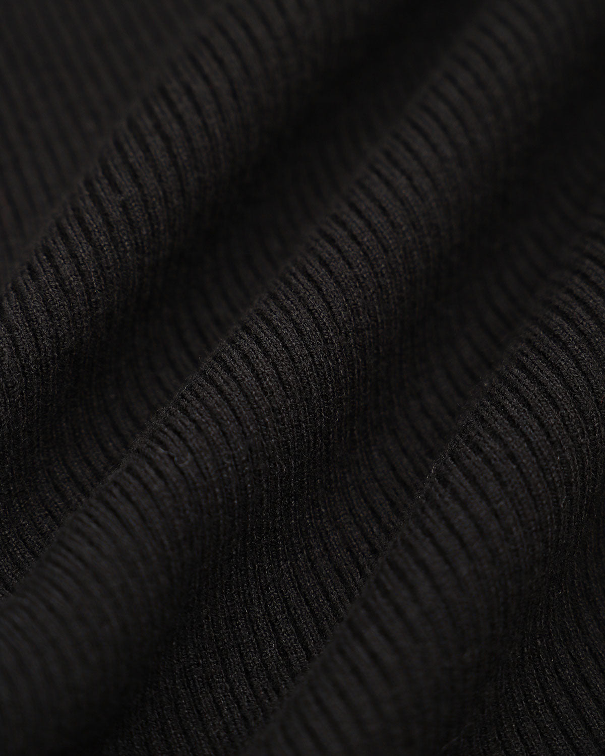 Ella Paris™ | Robe pull noire à manches évasées contrastantes