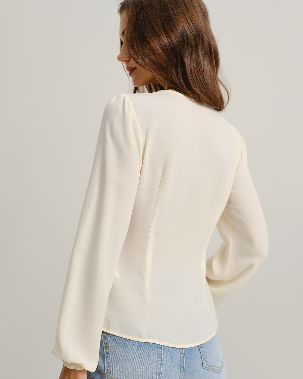 Ella Paris™ | Chemisier à col V en dentelle et à manches lanternes