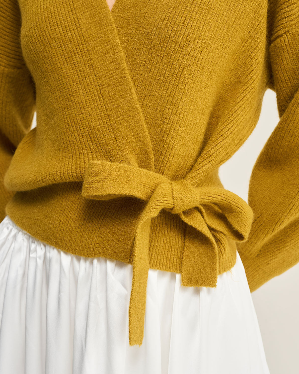 Ella Paris™ | Cardigan en tricot à col V et cordon de serrage