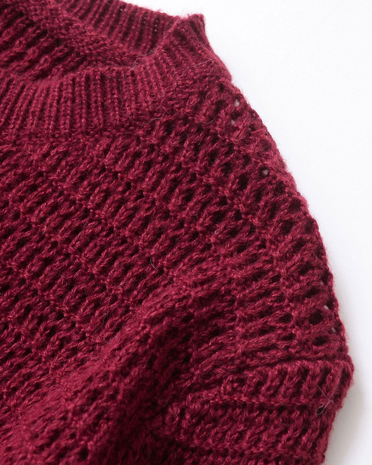 Ella Paris™ | Cardigan en maille rouge bordeaux à col rond et boutonnage simple