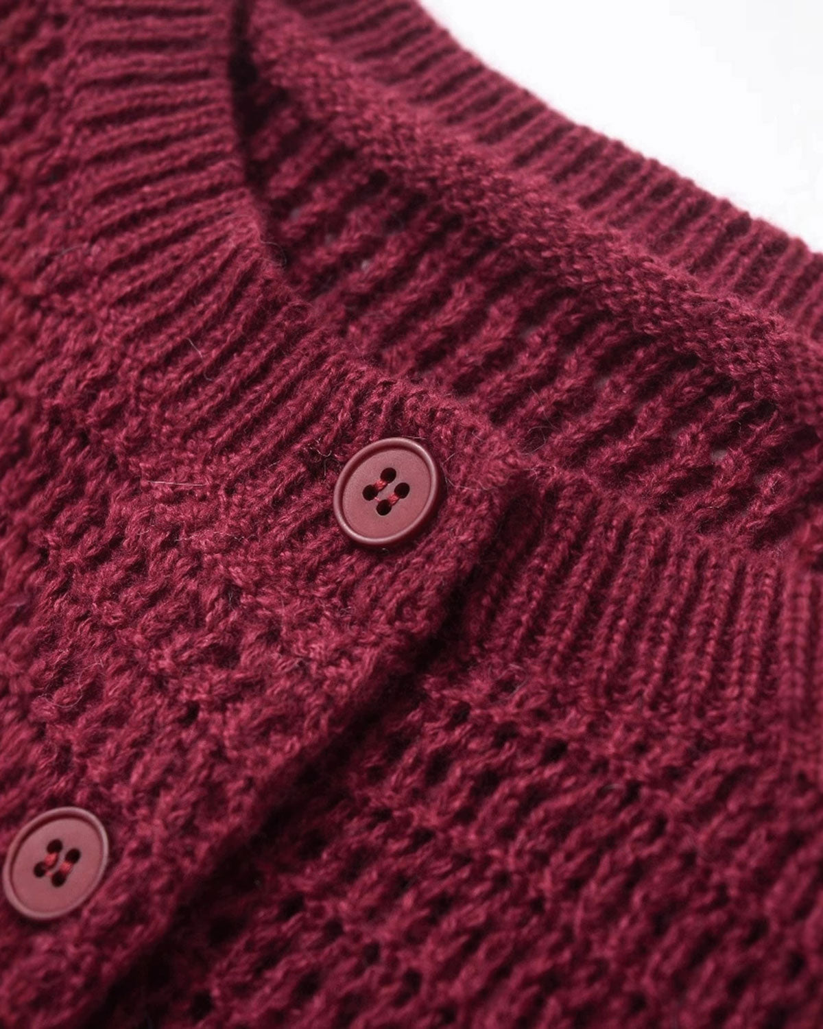 Ella Paris™ | Cardigan en maille rouge bordeaux à col rond et boutonnage simple