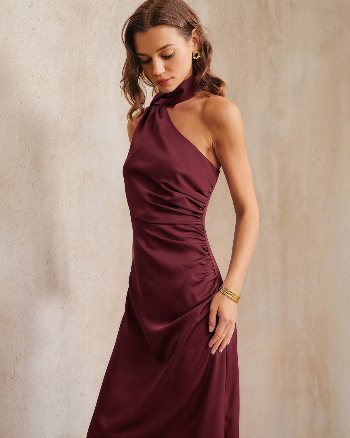 Ella Paris™ | Robe longue asymétrique en satin rouge bordeaux