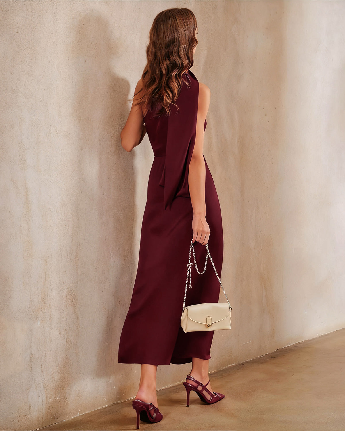 Ella Paris™ | Robe longue asymétrique en satin rouge bordeaux