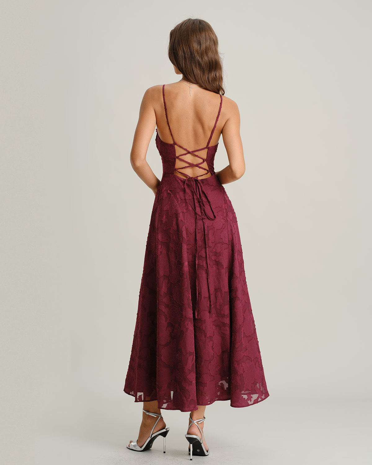 Ella Paris™ | Robe longue en jacquard rouge bordeaux à fines bretelles
