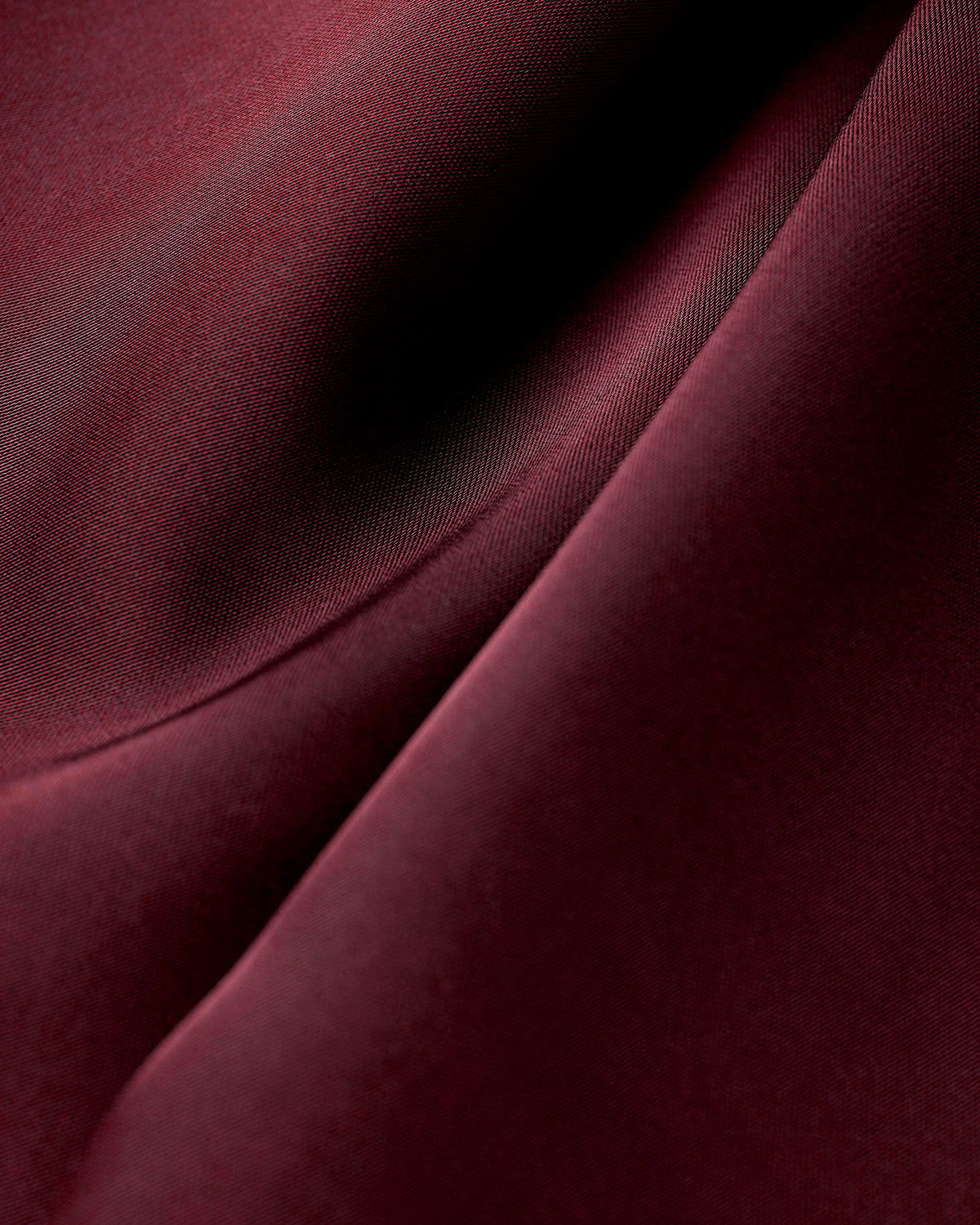 Ella Paris™ | Robe longue trapèze en satin rouge bordeaux à fines bretelles