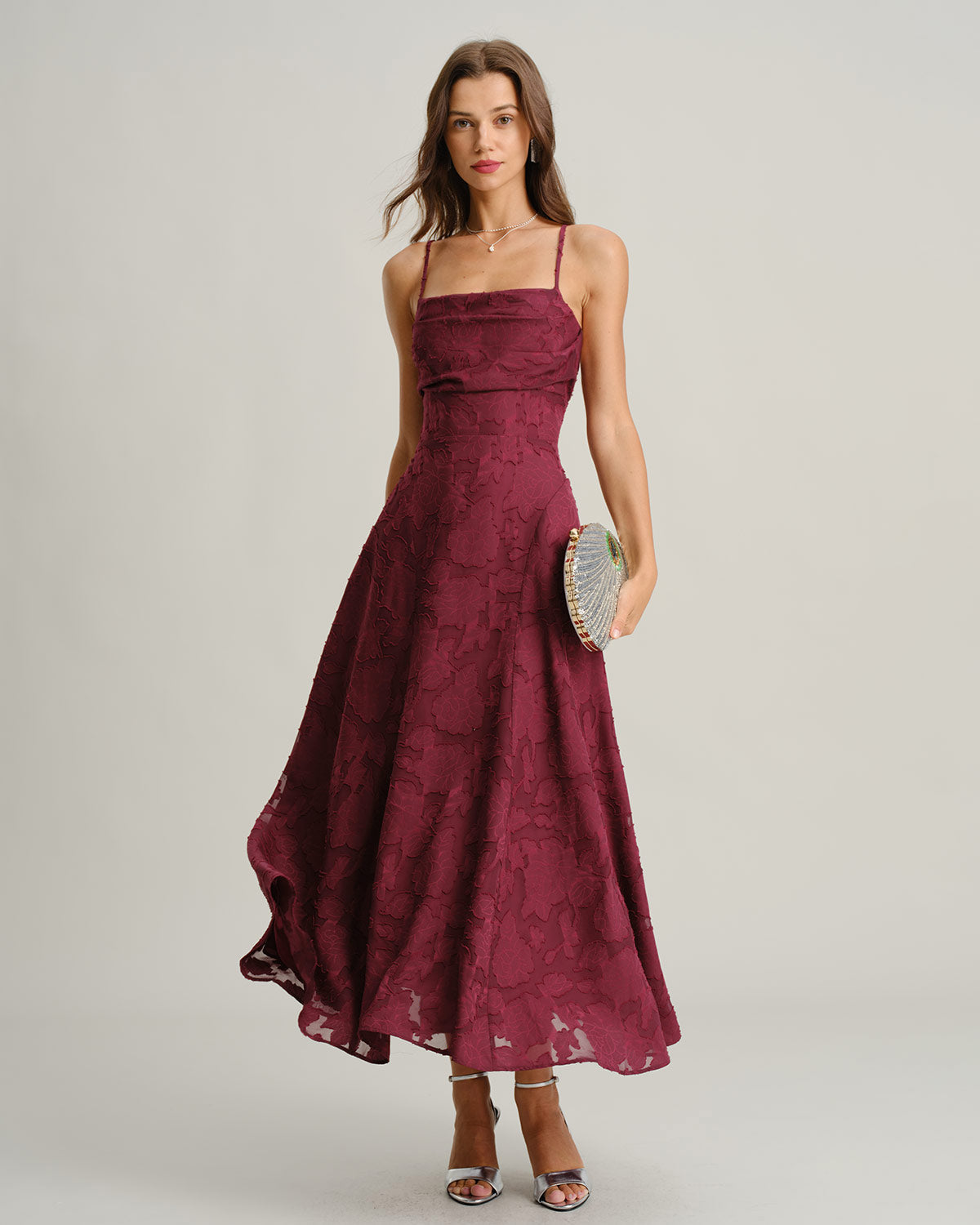 Ella Paris™ | Robe longue en jacquard rouge bordeaux à fines bretelles