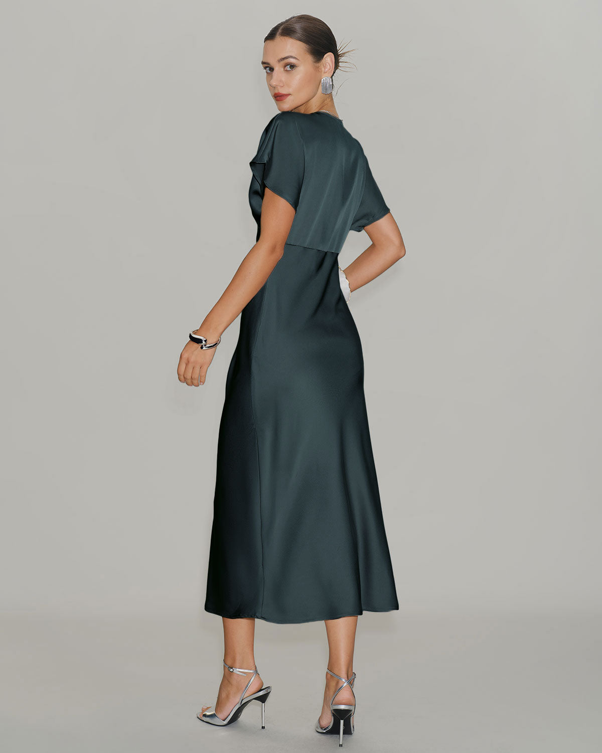 Ella Paris™ | Robe midi en satin gris-vert à col bénitier et manches longues