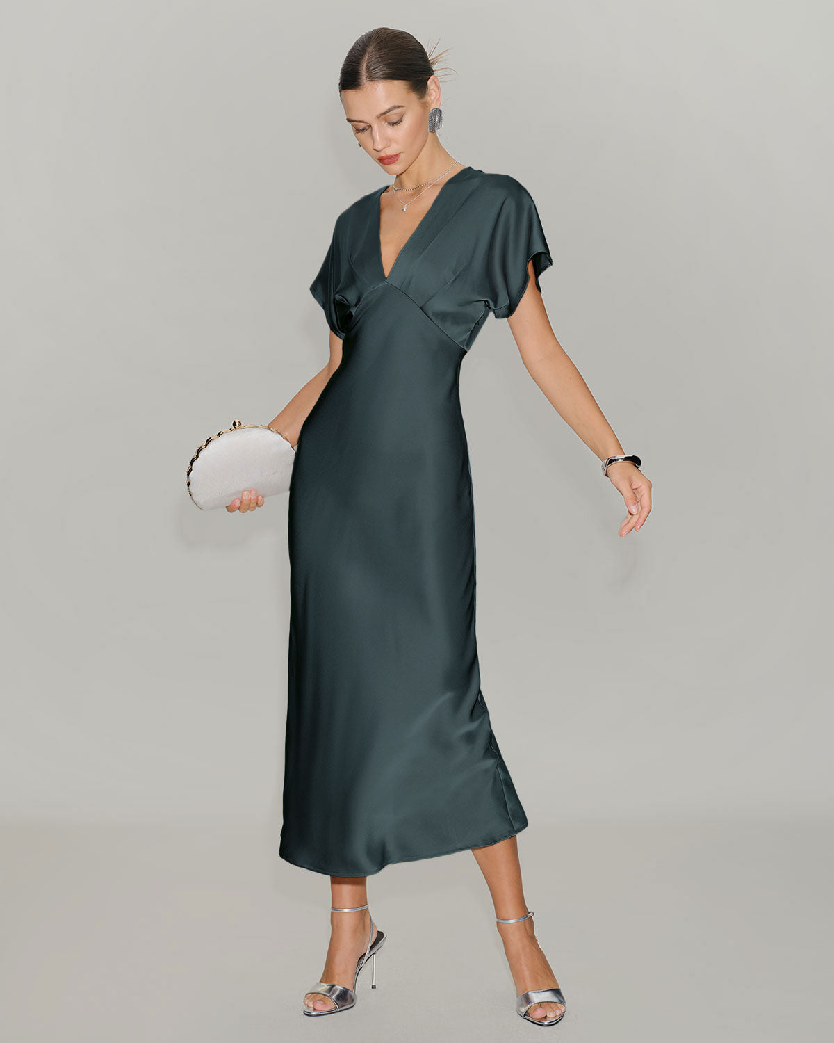 Ella Paris™ | Robe midi en satin gris-vert à col bénitier et manches longues