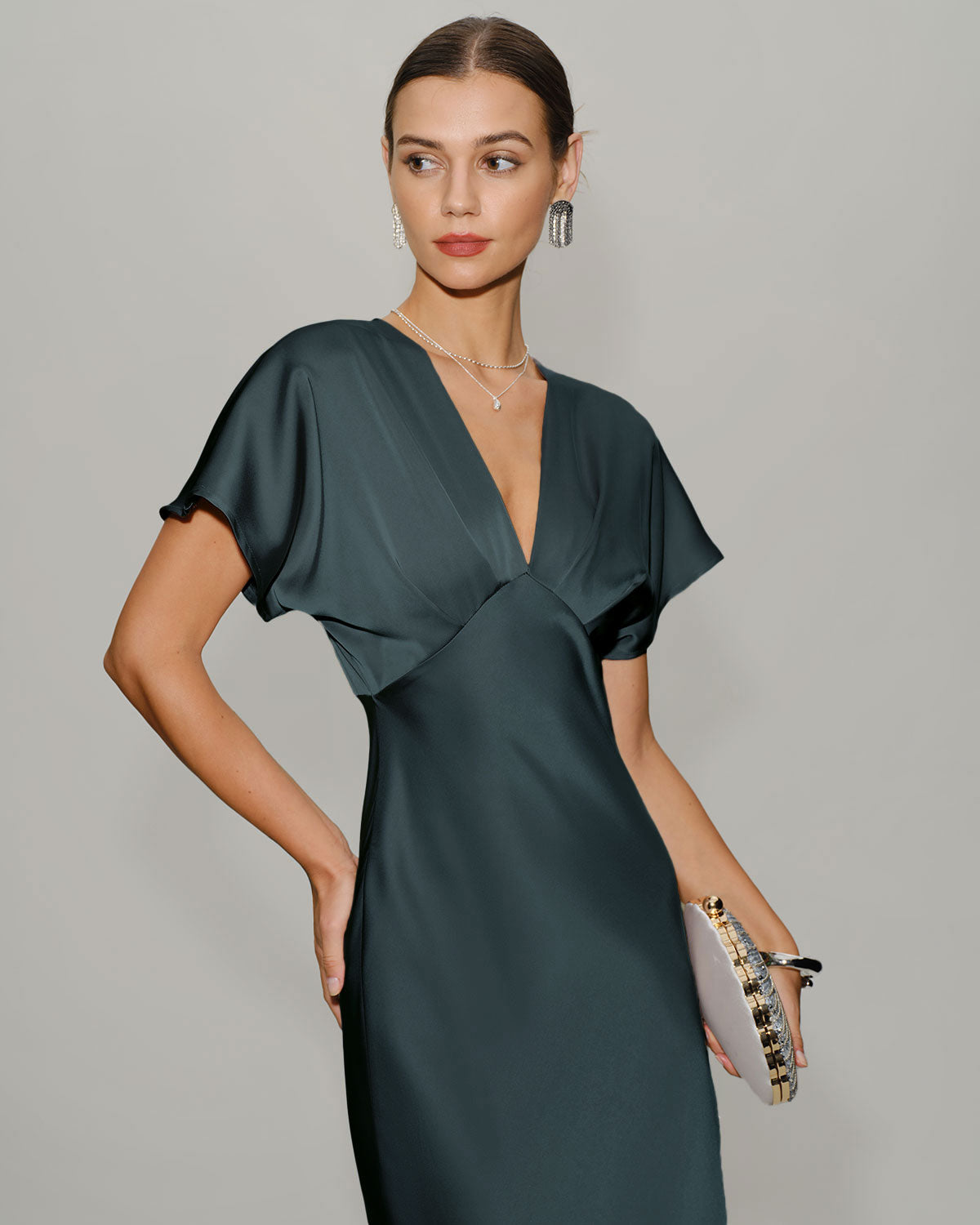 Ella Paris™ | Robe midi en satin gris-vert à col bénitier et manches longues