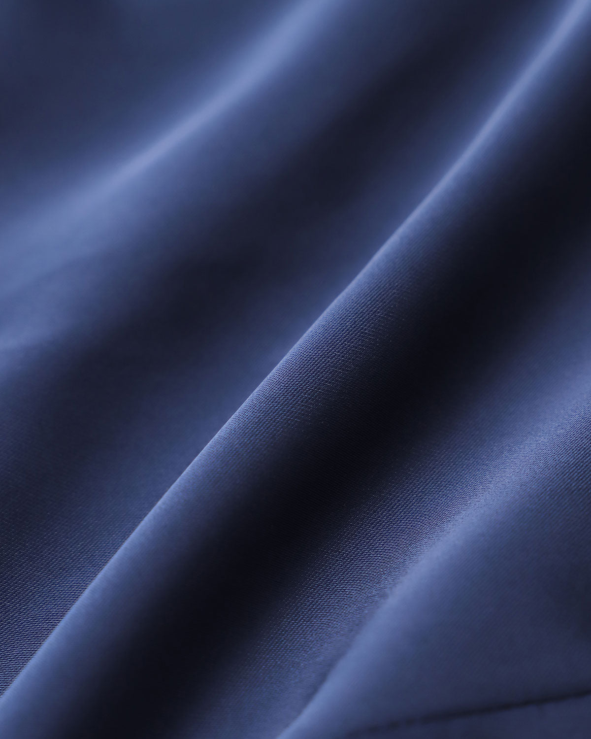 Ella Paris™ | Chemisier à boutons en satin marine