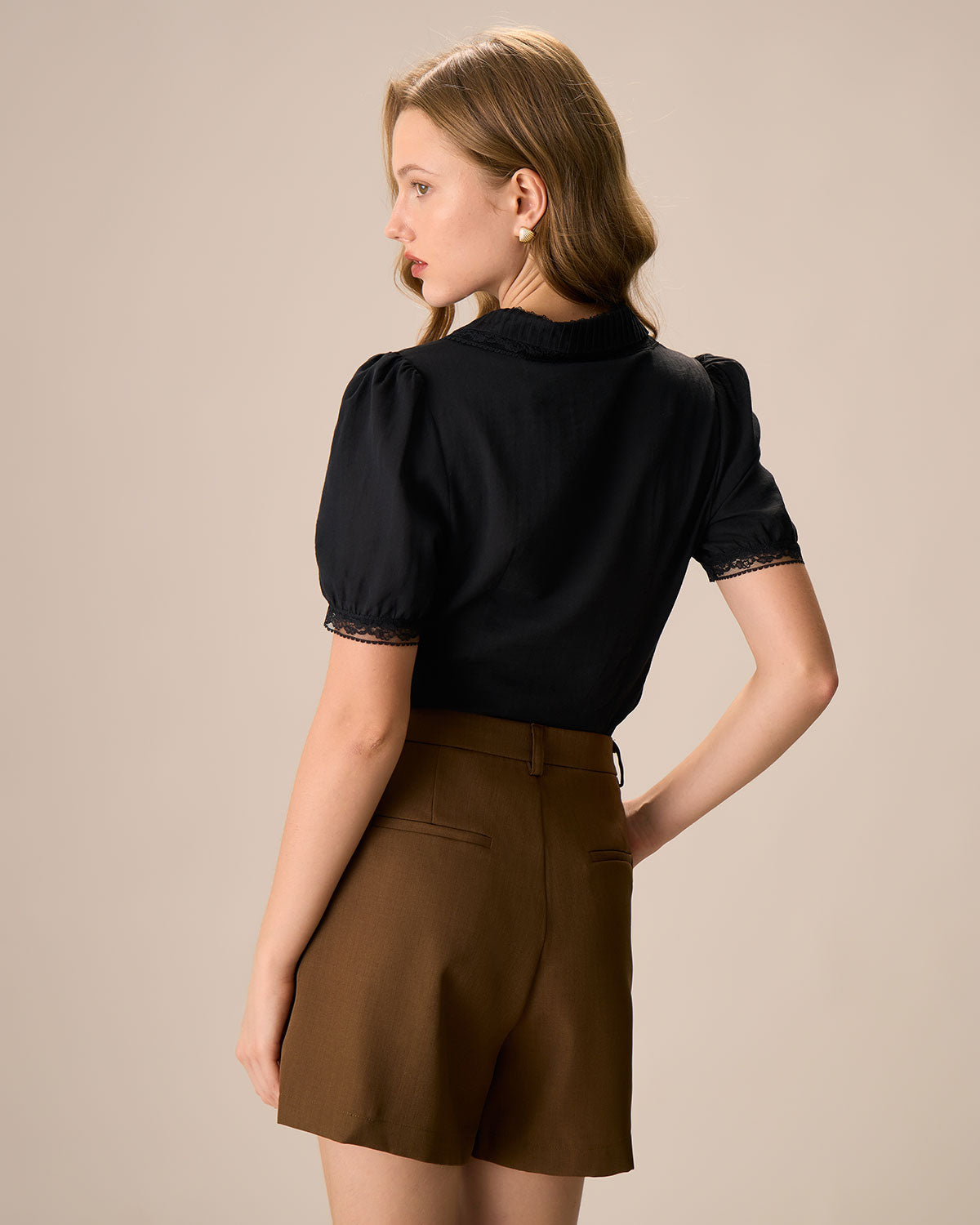 Ella Paris™ | Chemisier en coton à col Chelsea noir et bordures en dentelle pour femmes