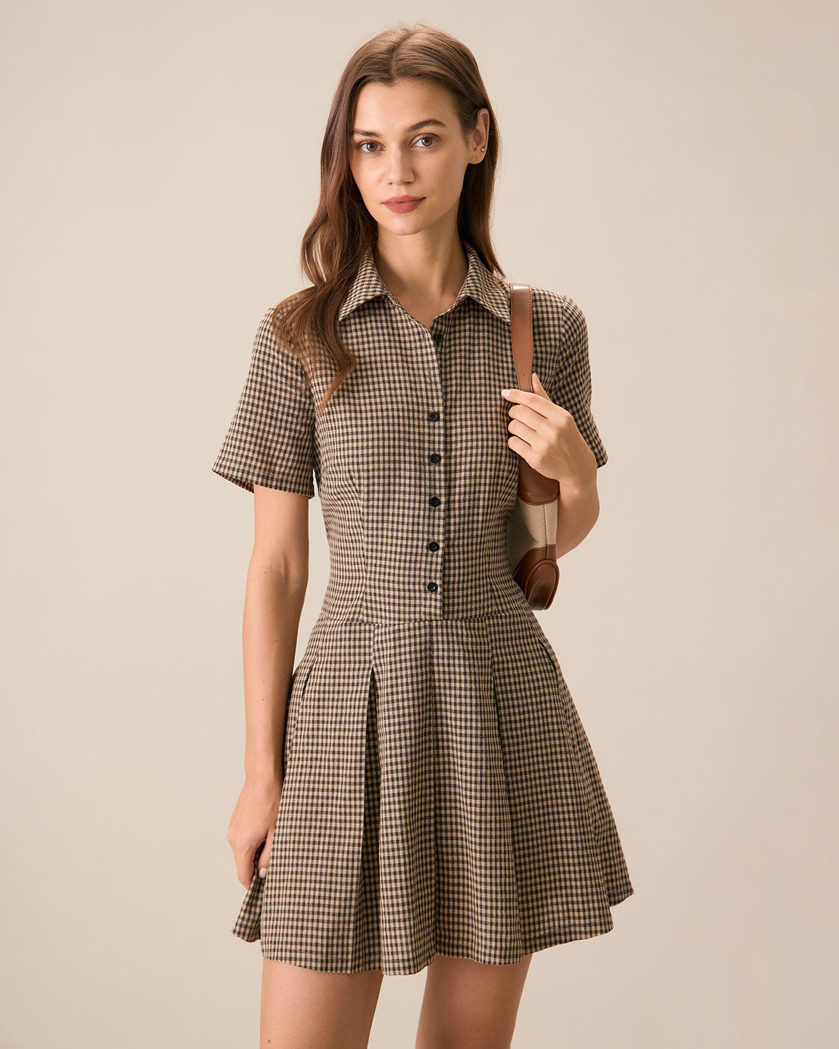Ella Paris™ | Robe mini plissée à carreaux marron avec col à revers