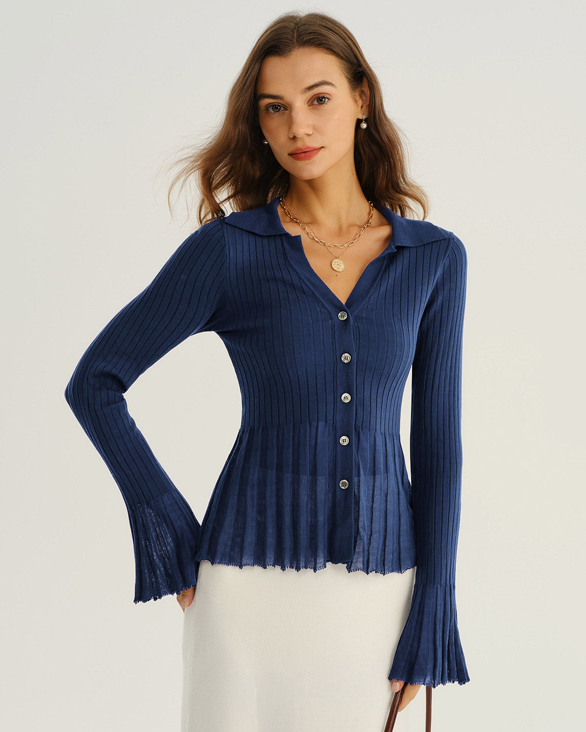 Ella Paris™ | Cardigan en maille bleu à col en V et manches évasées