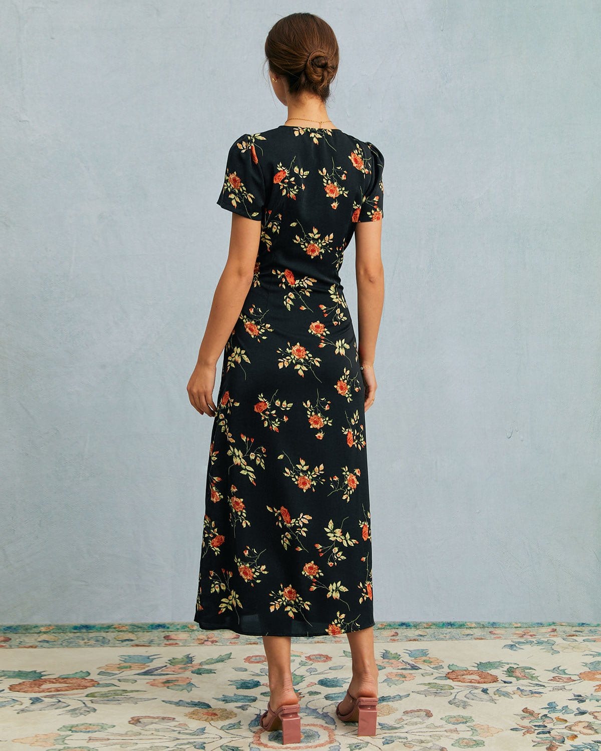 Ella Paris™ | La robe longue noire à col en V et à manches courtes à motif floral