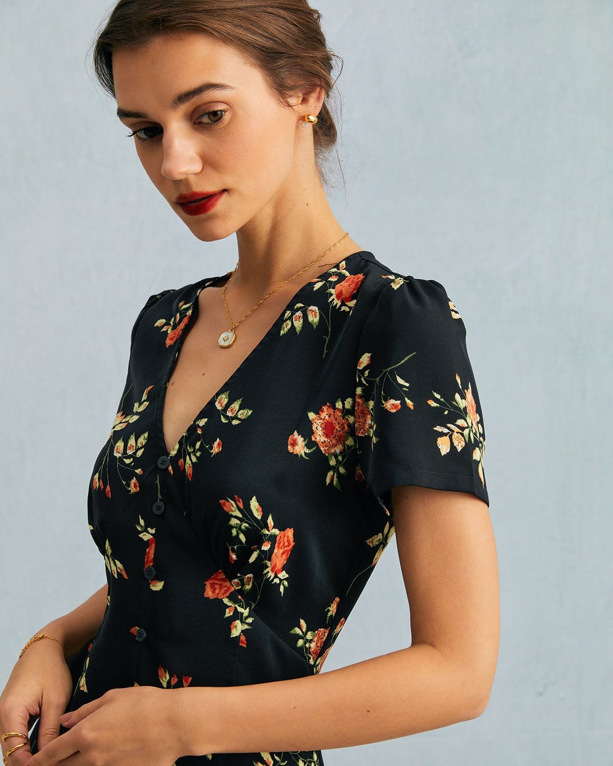 Ella Paris™ | La robe longue noire à col en V et à manches courtes à motif floral