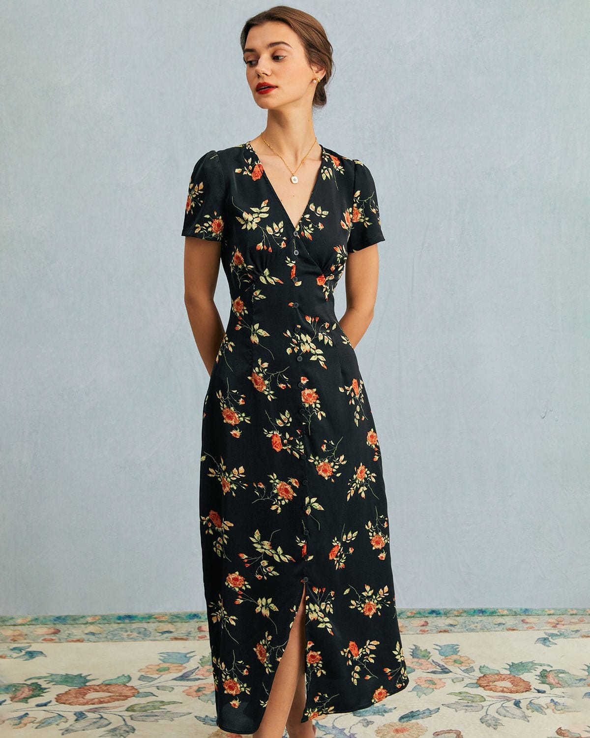 Ella Paris™ | La robe longue noire à col en V et à manches courtes à motif floral