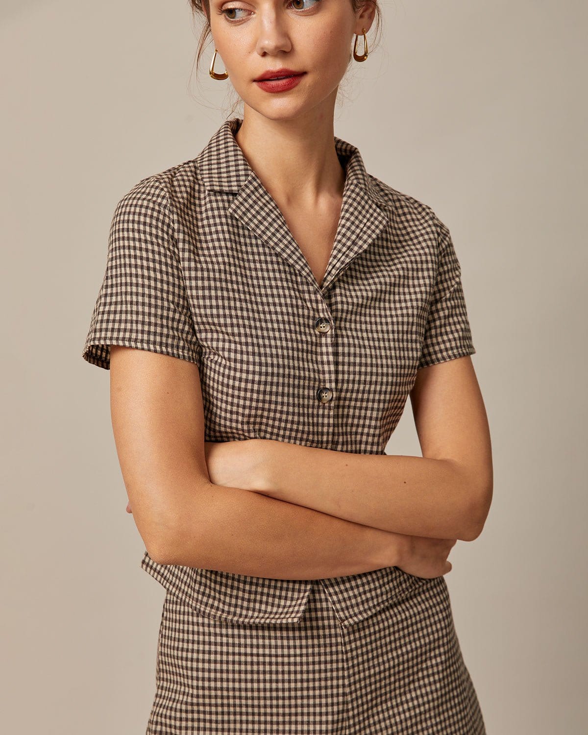 Ella Paris™ | La blouse marron à carreaux avec col à revers et manches courtes