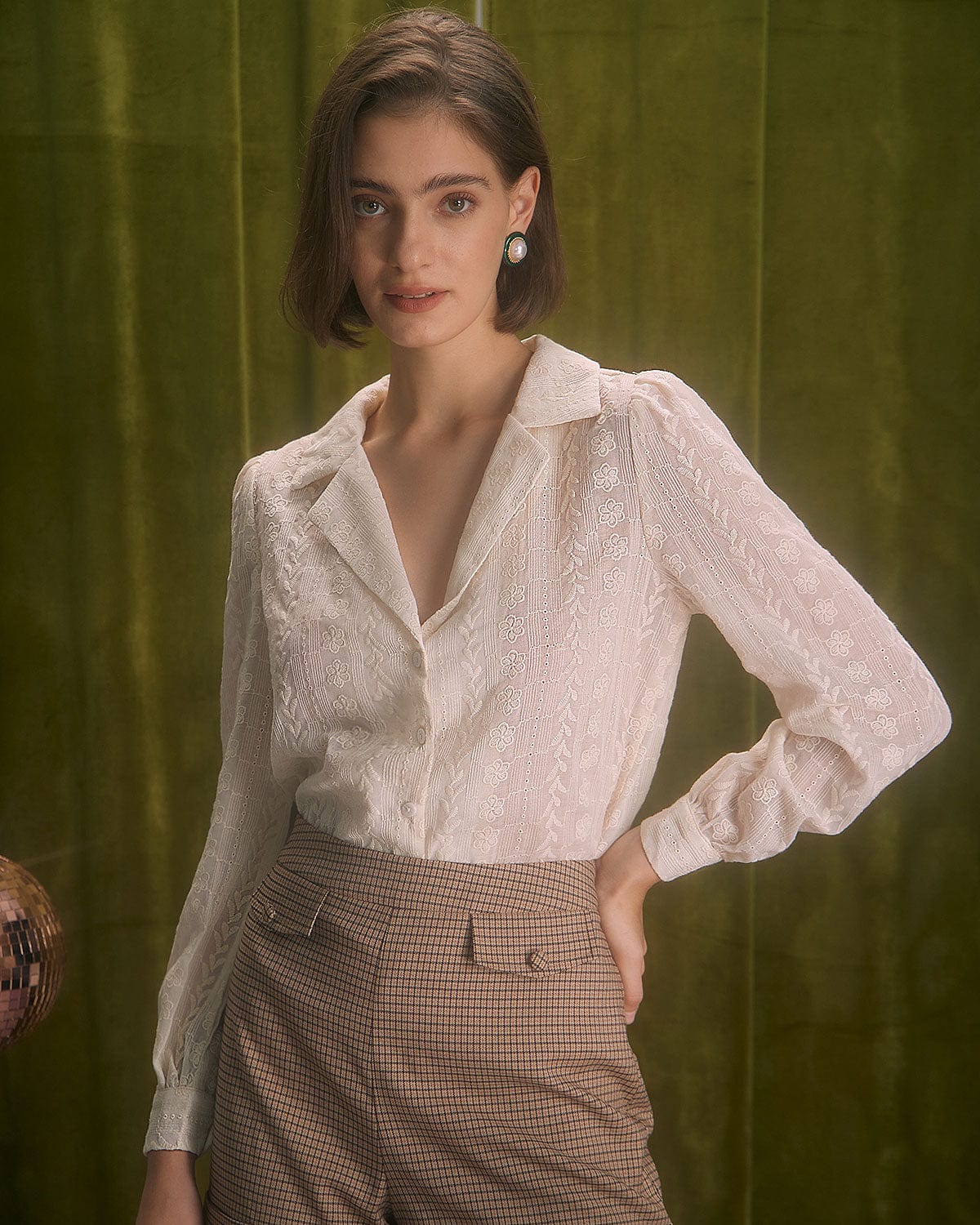 Ella Paris™ | La blouse abricot à col à revers et broderie florale