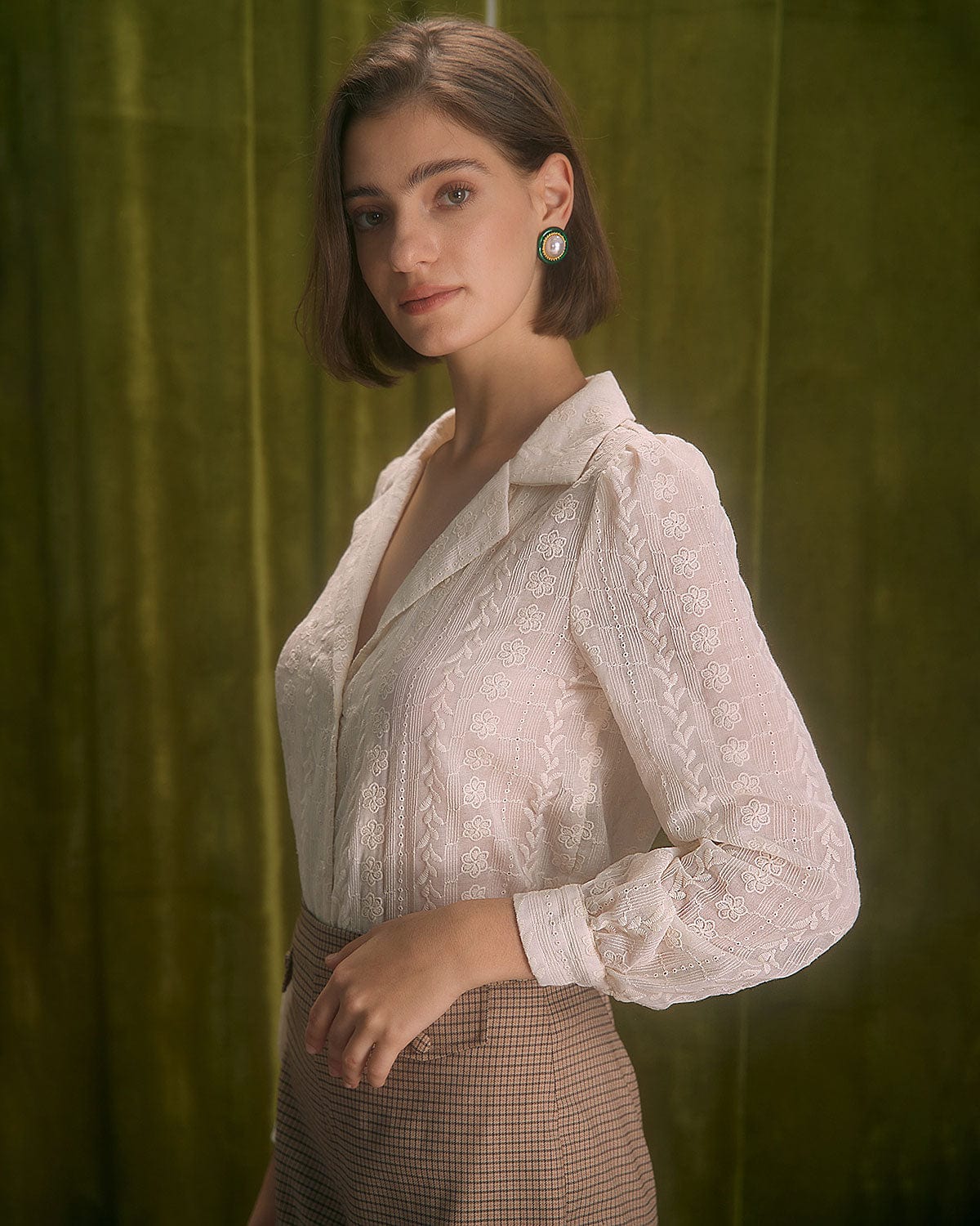 Ella Paris™ | La blouse abricot à col à revers et broderie florale