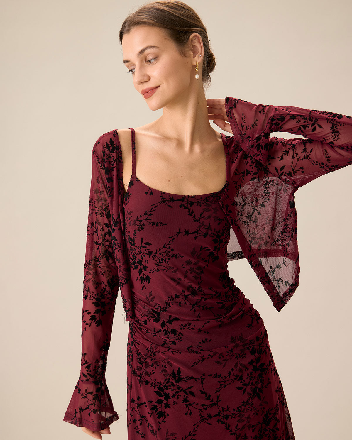 Ella Paris™ | Robe midi moulante rouge à fines bretelles et à motif floral