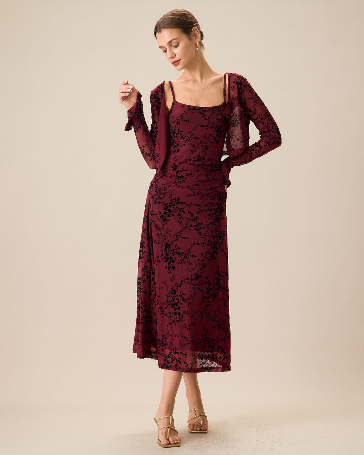 Ella Paris™ | Robe midi moulante rouge à fines bretelles et à motif floral