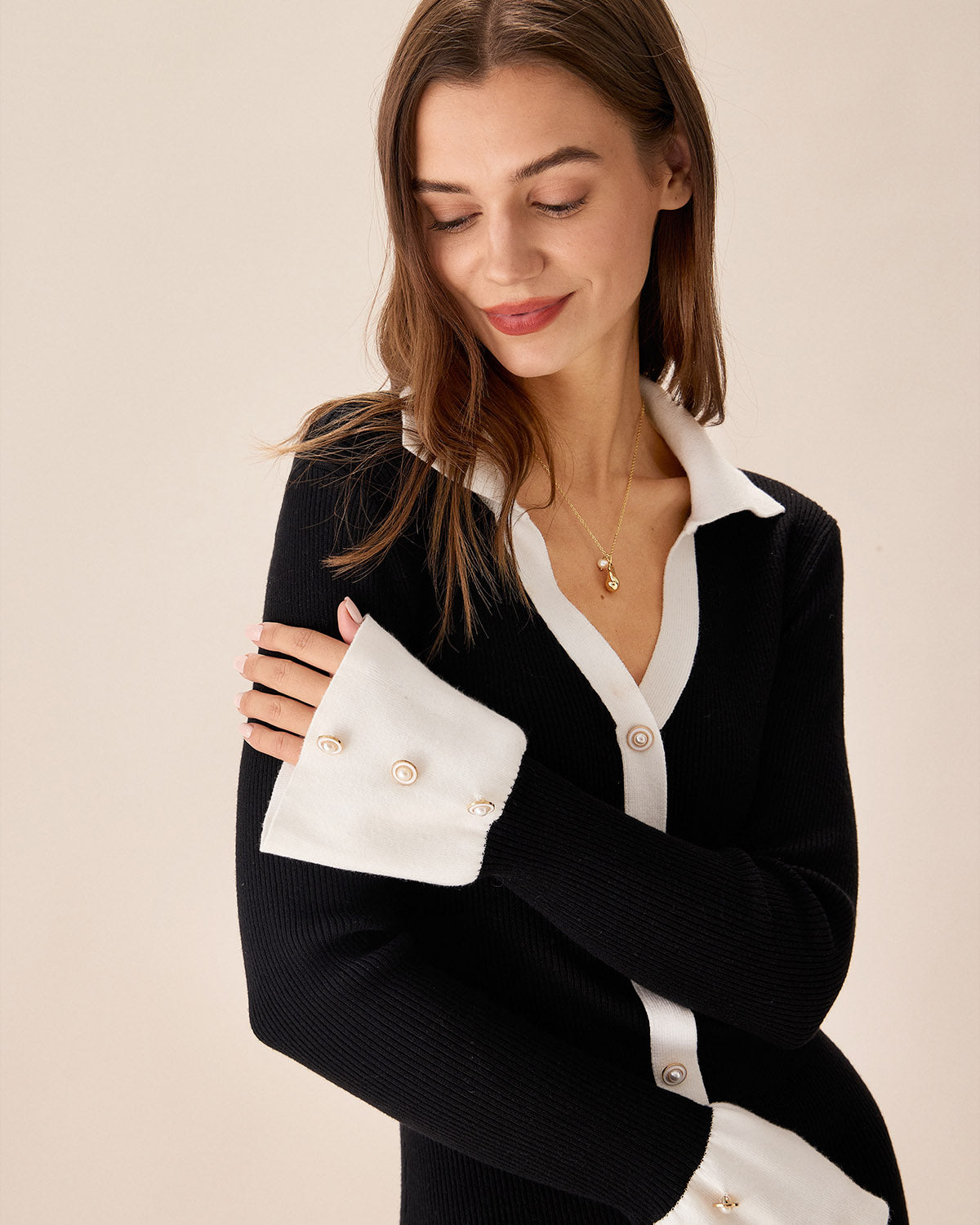 Ella Paris™ | Robe pull noire à manches évasées contrastantes
