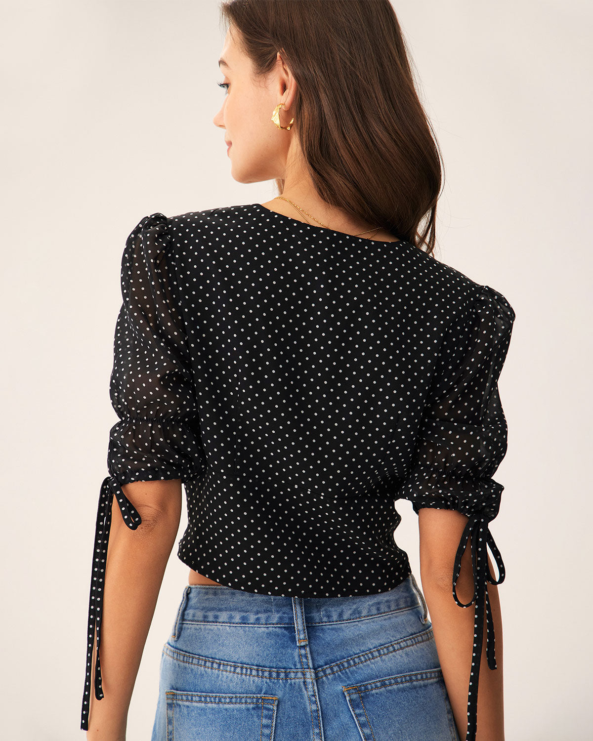 Ella Paris™ | Blouse noire à col en V à pois