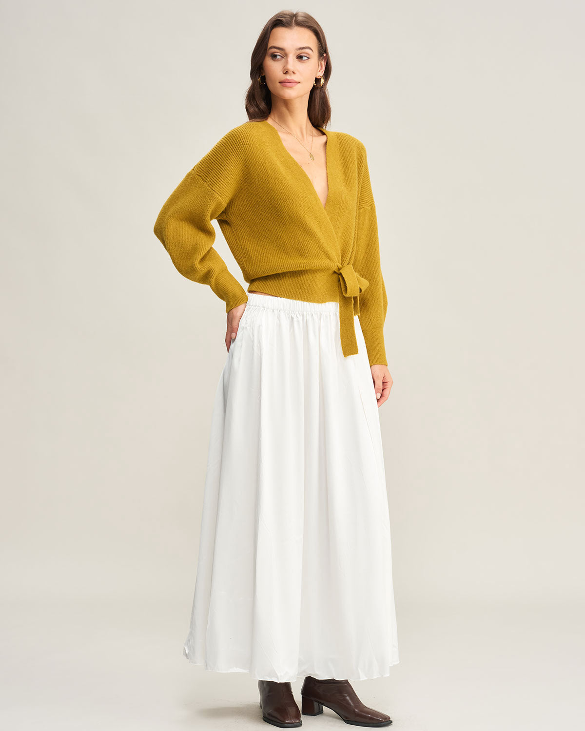 Ella Paris™ | Cardigan en tricot à col V et cordon de serrage