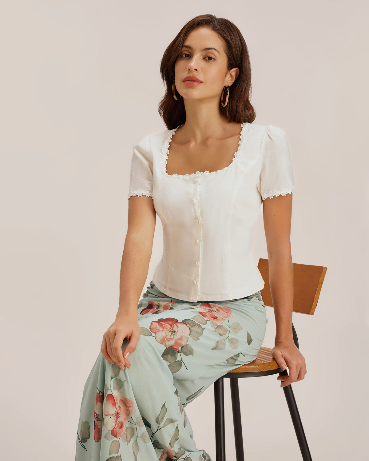 Ella Paris™ | Chemisier blanc à col carré et dentelle boutonnée