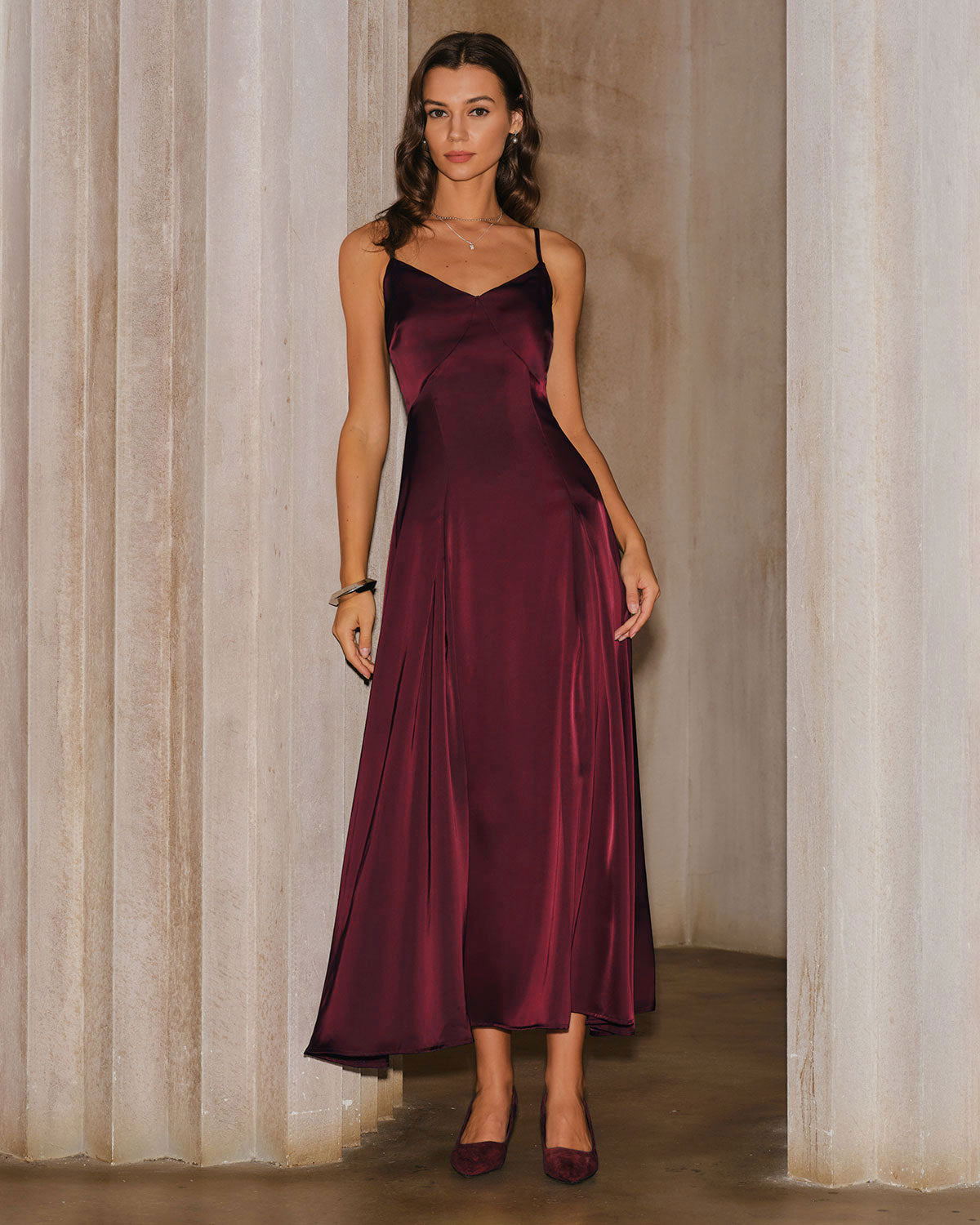 Ella Paris™ | Robe longue trapèze en satin rouge bordeaux à fines bretelles