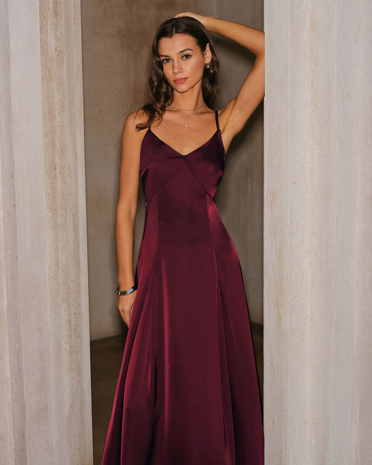Ella Paris™ | Robe longue trapèze en satin rouge bordeaux à fines bretelles