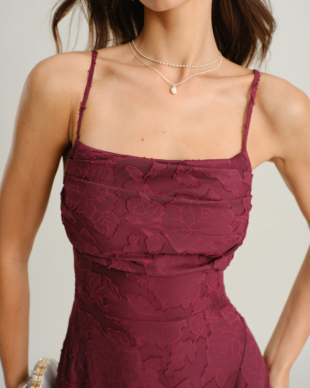 Ella Paris™ | Robe longue en jacquard rouge bordeaux à fines bretelles