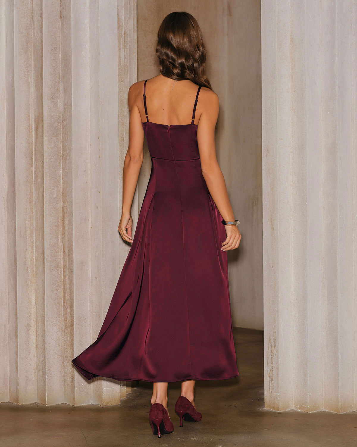 Ella Paris™ | Robe longue trapèze en satin rouge bordeaux à fines bretelles