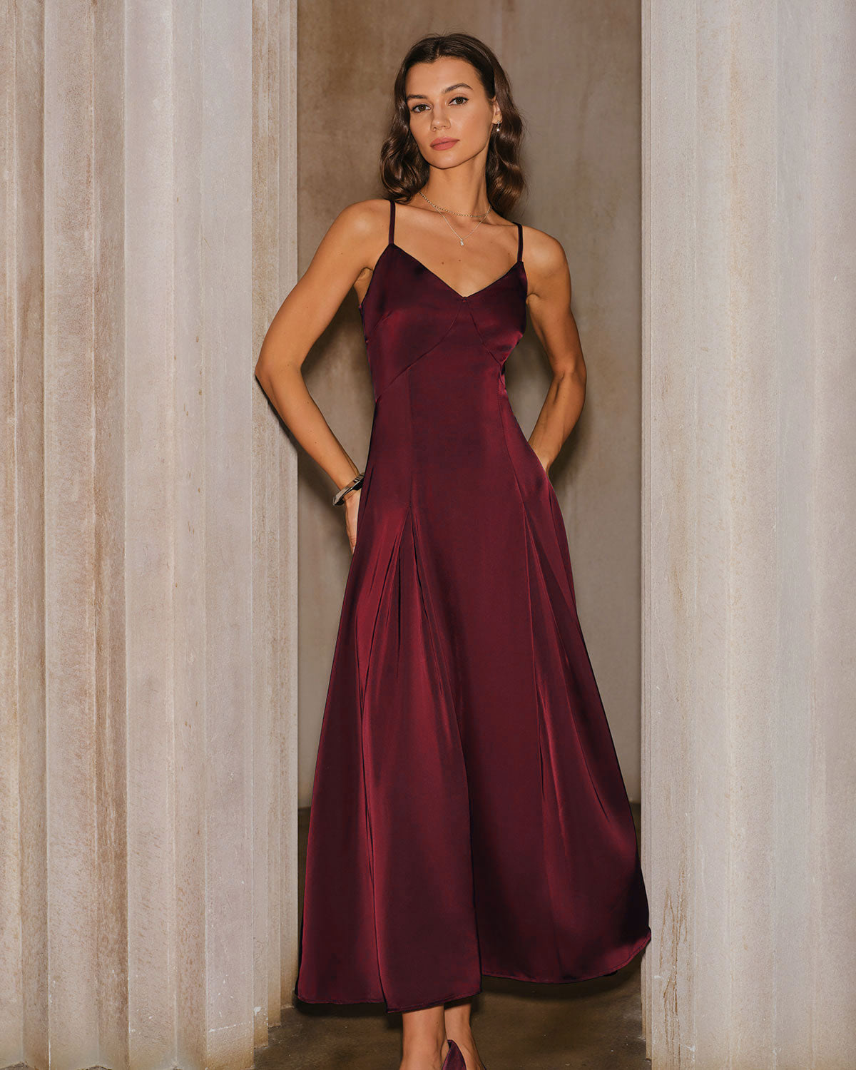 Ella Paris™ | Robe longue trapèze en satin rouge bordeaux à fines bretelles