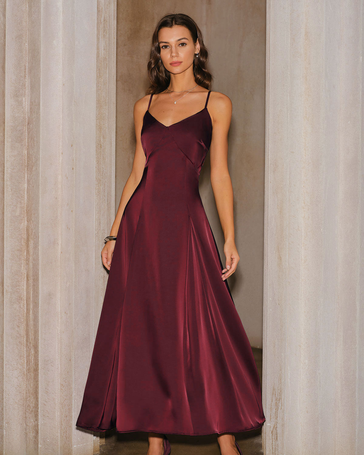 Ella Paris™ | Robe longue trapèze en satin rouge bordeaux à fines bretelles