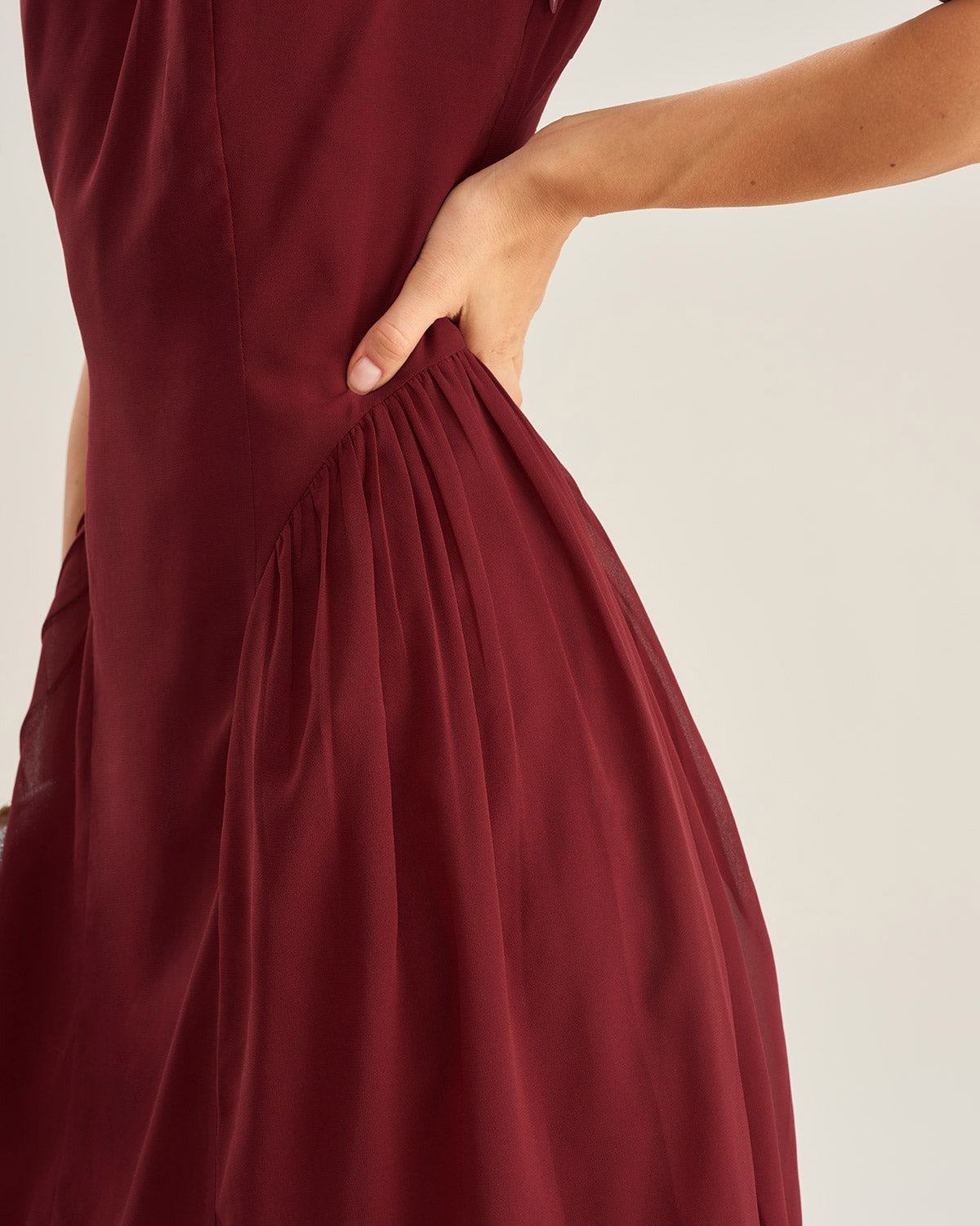 Ella Paris™ | Robe midi sans manches en chiffon rouge bordeaux