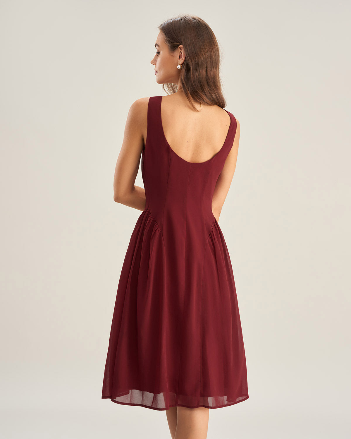 Ella Paris™ | Robe midi sans manches en chiffon rouge bordeaux