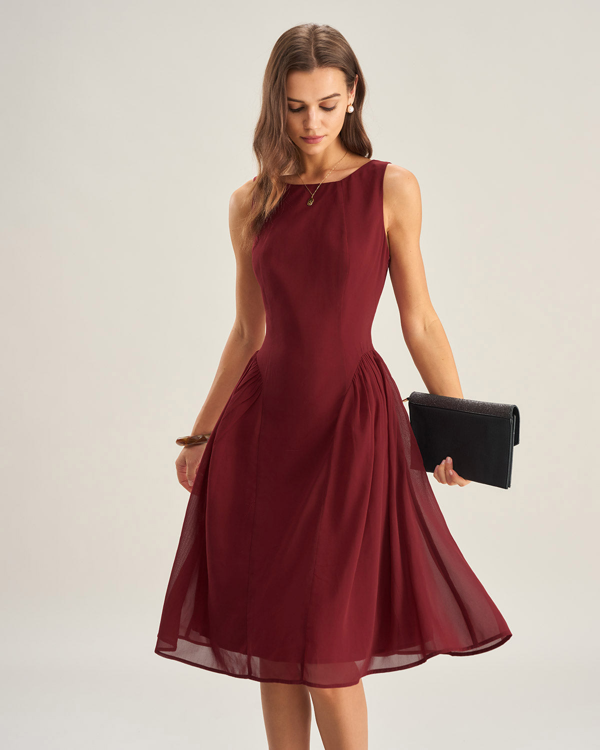 Ella Paris™ | Robe midi sans manches en chiffon rouge bordeaux